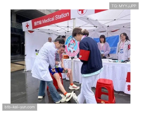 比赛因球迷医疗紧急事件暂停，双方队医迅速进场参与救治