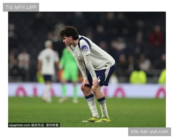终场哨响，热刺老将罗梅罗跪地掩面，伤病与降级双重打击